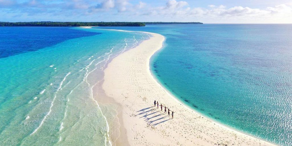 Cuma di iPantaii Ini Lo Bisa Jalan 2 Km ke Tengah Laut Cuma di iPantaii Ini Lo Bisa Jalan 2 Km ke Tengah Laut